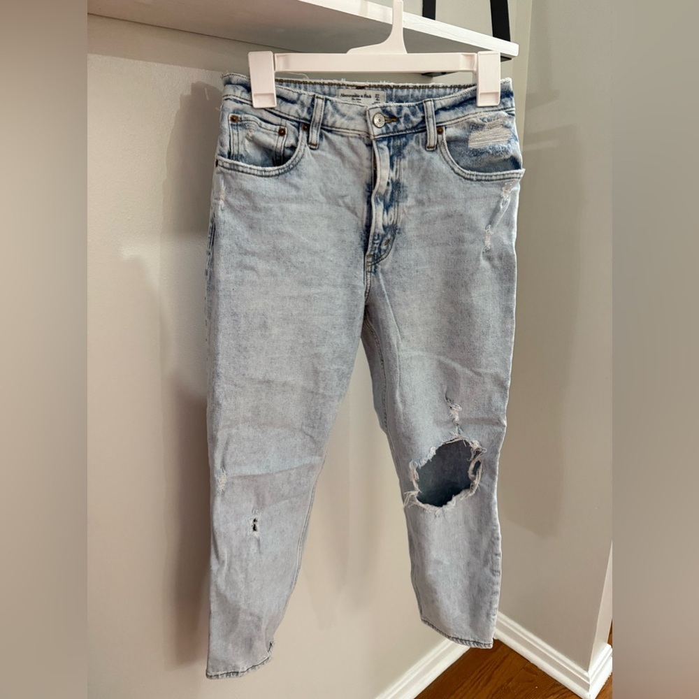 Abercrombie and Fitch 
Mom jeans 
4 short 
Curve love